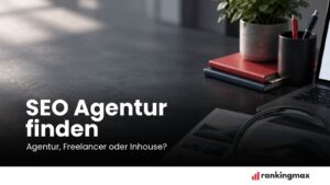 Lupe über Website-Entwürfen neben einem Laptop mit Suchergebnissen und Analysediagrammen als Symbol für die Auswahl einer SEO-Agentur.