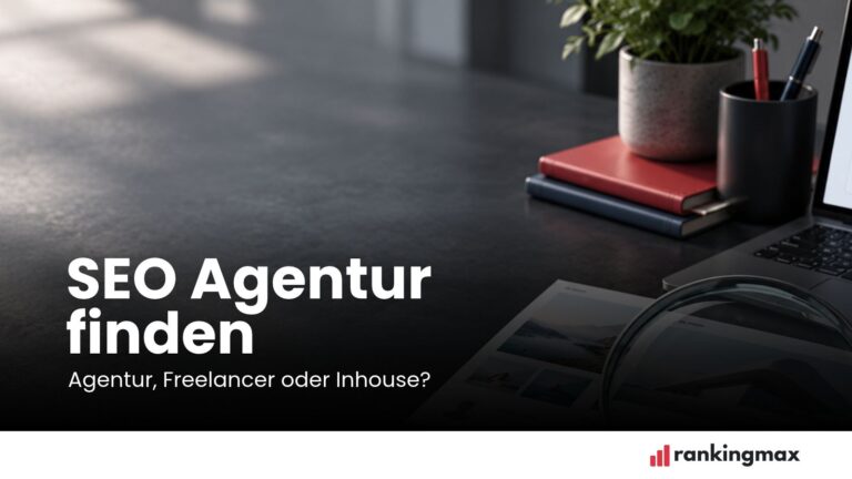Lupe über Website-Entwürfen neben einem Laptop mit Suchergebnissen und Analysediagrammen als Symbol für die Auswahl einer SEO-Agentur.