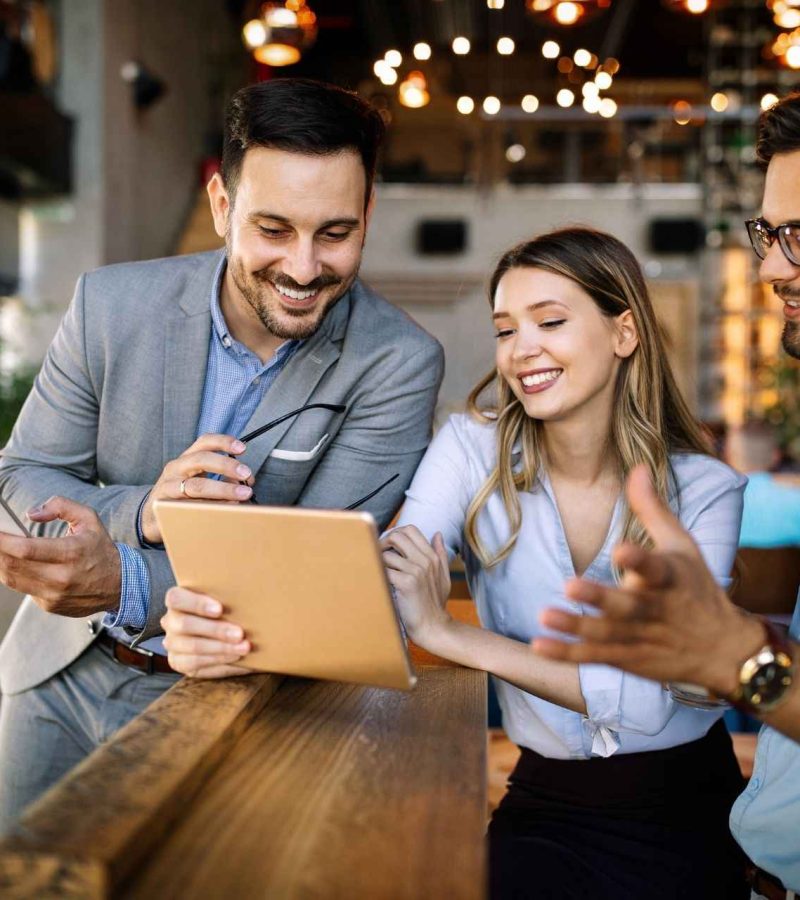 Ein Team bespricht die Entwicklung einer Markenstrategie.