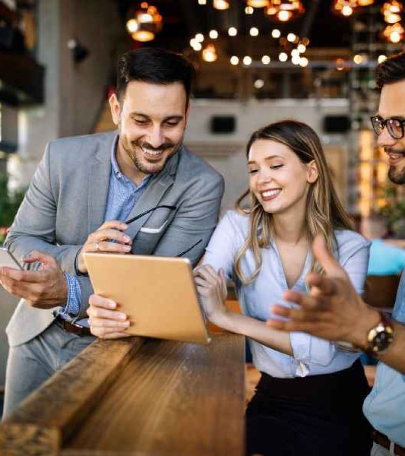 Ein Team bespricht die Entwicklung einer Markenstrategie.